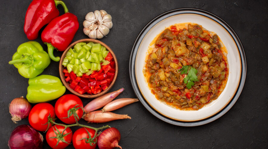 Chili vegano: Uma versão sem carne do chili, feita com feijão, vegetais e temperos