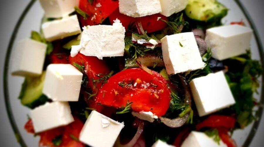 Salada de lentilha com queijo feta e vegetais